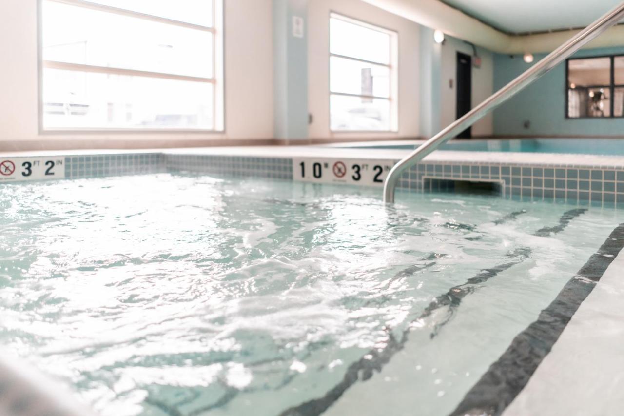 STARS INN EDMONTON AIRPORT | ⋆⋆⋆ | LEDUC, CANADA | SEASON DEALS FROM $60